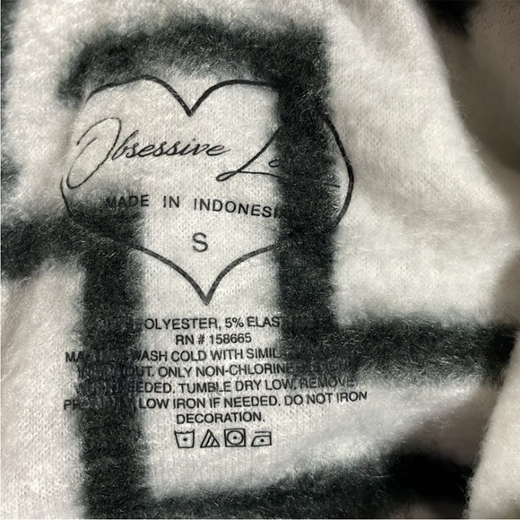 size small Obsessive Love geometric soft black and white fleece - Picture 2 of 5